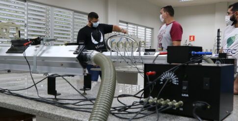 aluno em laboratório do campus de Angicos (foto: Eduardo Mendonça/Assecom/2022)